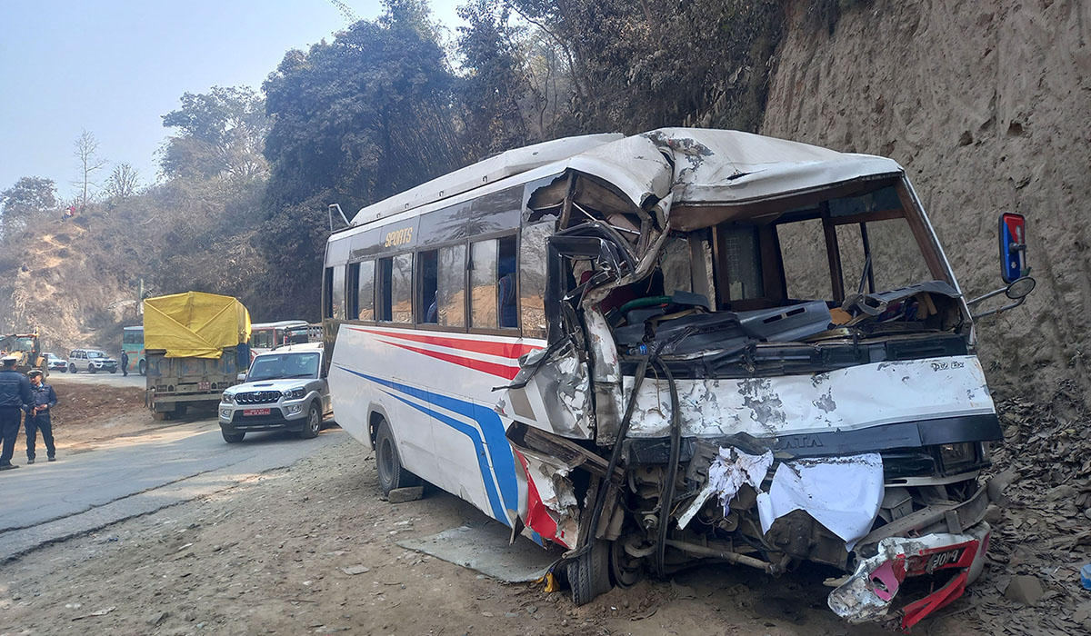 धादिङमा बस र ट्रक ठोक्किँदा २० जनाभन्दा बढी घाइते